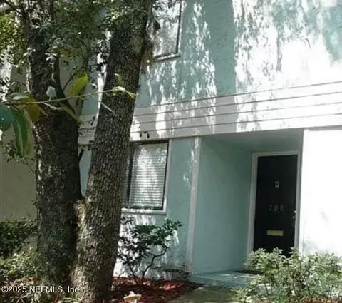 708 Oaks Plantation Dr #R2-1, Jacksonville, FL 32211