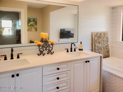 Bath - 18 Riverfront Dr, Venice, FL 34293 photo 1 of 5
