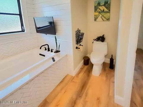 Bath - 18 Riverfront Dr, Venice, FL 34293 photo 2 of 5