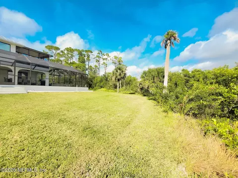 Exterior - 18 Riverfront Dr, Venice, FL 34293 photo 10 of 12