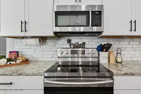 Kitchen - 75774 Edwards Rd, Yulee, FL 32097 photo 4 of 9