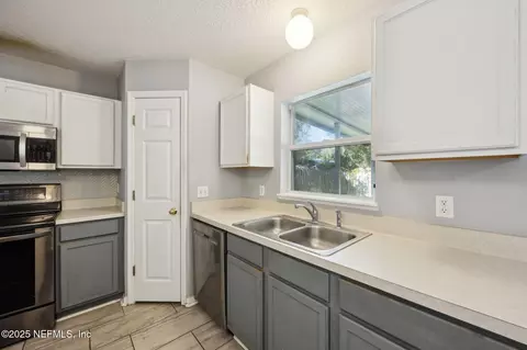 Kitchen - 87233 Kipling Dr, Yulee, FL 32097 photo 2 of 4