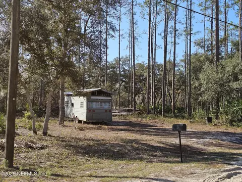 117 Glisson St, Interlachen, FL 32148 photo 3