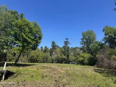 211 Walker Dr, Interlachen, FL 32148