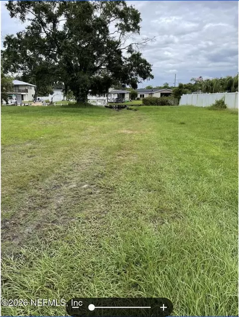 9924 Penninsular Dr, Gibsonton, FL 33534