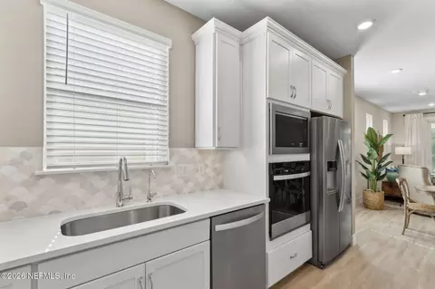 Kitchen - 688 Continuum Loop, Yulee, FL 32097 photo 4 of 4