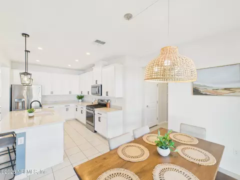Kitchen - 583 Buttonwood Loop, Yulee, FL 32097 photo 7 of 8