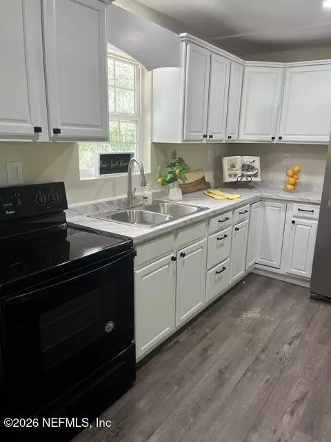 Kitchen - 141 Paris St, Interlachen, FL 32148 photo 2 of 2