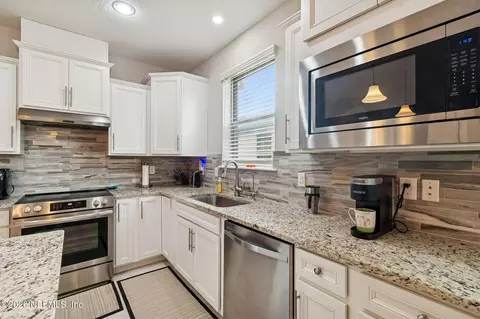 Kitchen - 28 Rock Spring Loop, Saint Augustine, FL 32095 photo 10 of 12