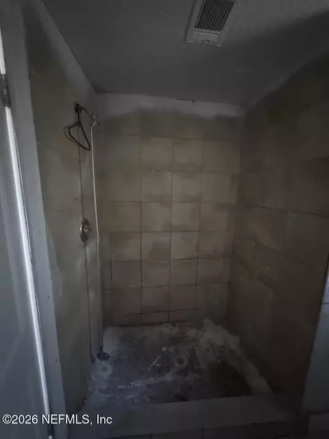 Bath - 1767 Broadway Ave, Jacksonville, FL 32209 photo 1 of 2