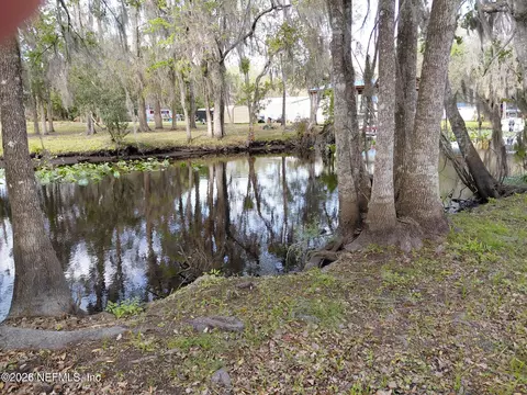 106 Breezewood Cir, San Mateo, FL 32187