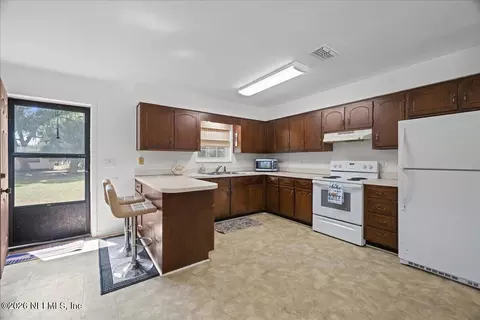 Kitchen - 986 State Road 20, Interlachen, FL 32148 photo 2 of 2