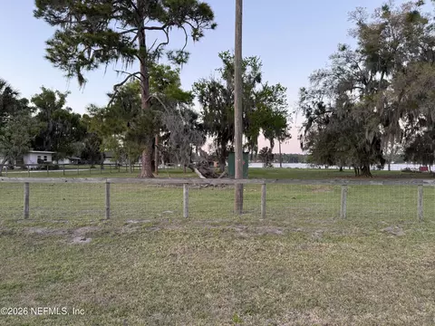 Exterior - 986 State Road 20, Interlachen, FL 32148 photo 7 of 8