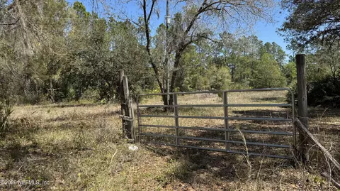 1132 Cousintown Rd, Interlachen, FL 32148