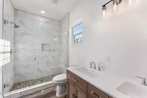 Bath - 9284 SW Cr 18, Hampton, FL 32044 photo 3 of 5