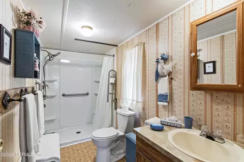 Bath - 206 Anthony Ave, Interlachen, FL 32148 photo 2 of 2