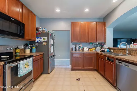 Kitchen - 13687 Devan Lee Dr N, Jacksonville, FL 32226 photo 4 of 5