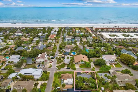 1070 E Coast Dr, Atlantic Beach, FL 32233