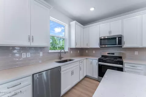 Kitchen - 614 Ecliptic Loop, Yulee, FL 32097 photo 4 of 6