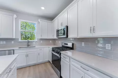 Kitchen - 614 Ecliptic Loop, Yulee, FL 32097 photo 5 of 6