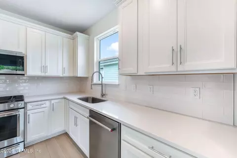 Kitchen - 401 Tranquil Trail Cir, Yulee, FL 32097 photo 4 of 5