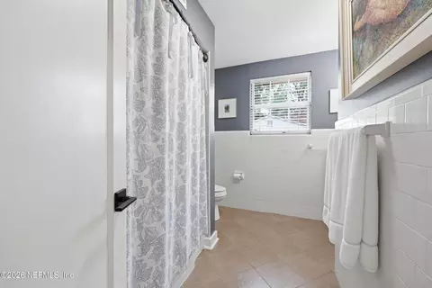 Bath - 1244 Glengarry Rd, Jacksonville, FL 32207 photo 2 of 3