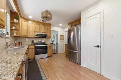 Kitchen - 1244 Glengarry Rd, Jacksonville, FL 32207 photo 1 of 2