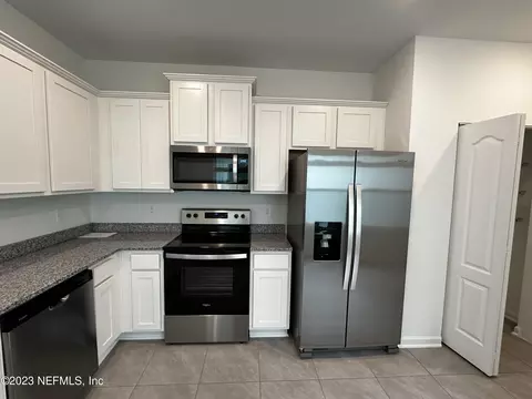 Kitchen - 400 Talulla Trl, Saint Augustine, FL 32095 photo 3 of 5