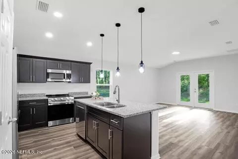 407 Rustic Rd, Satsuma, FL 32189