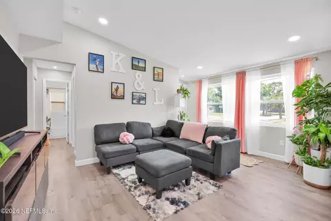 6786 W Gaspar Cir, Jacksonville, FL 32219