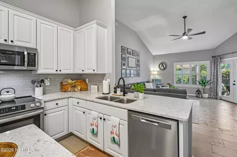 Kitchen - 1908 Fox Glove Ln, Fleming Island, FL 32003 photo 4 of 5