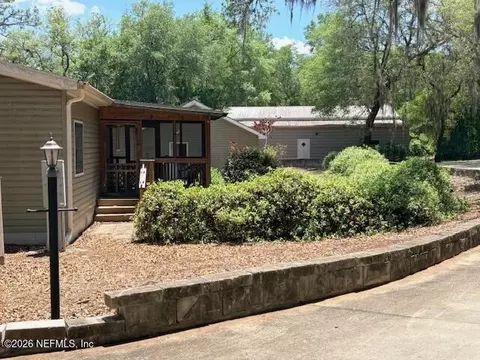 240 Swan Lake Dr, Melrose, FL 32666