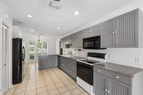 Kitchen - 332 Dillon Dr, Orange Park, FL 32073 photo 3 of 4