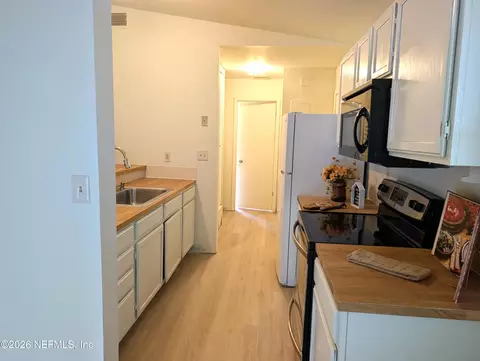 Kitchen - 116 Biscayne Dr, Florahome, FL 32140 photo 5 of 5