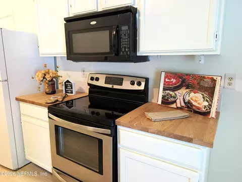 Kitchen - 116 Biscayne Dr, Florahome, FL 32140 photo 4 of 5