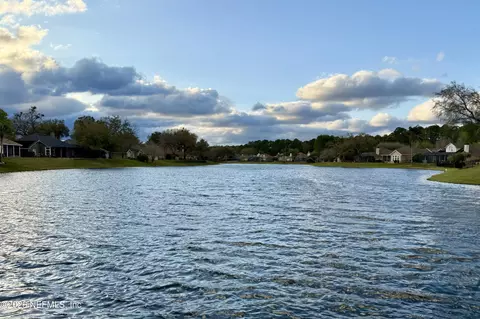 372 Maplewood Dr, Saint Johns, FL 32259