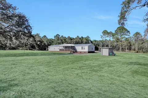 141 Woods Rd, San Mateo, FL 32187