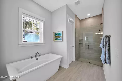 Bath - 472 Ridgeway Rd, Saint Augustine, FL 32080 photo 2 of 4