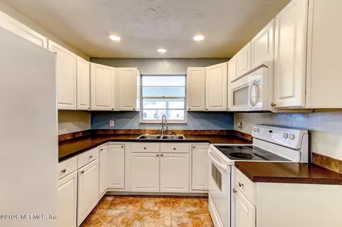 Kitchen - 129 Holland Rd, Ormond Beach, FL 32176 photo 2 of 2