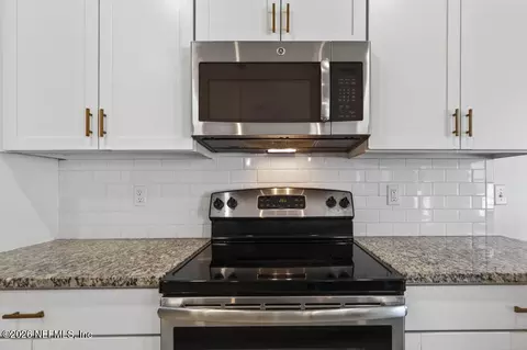 Kitchen - 63 Forest Edge Dr, Saint Johns, FL 32259 photo 7 of 9