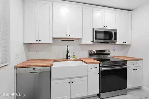 Kitchen - 2131 Bartram Rd, Jacksonville, FL 32207 photo 2 of 3