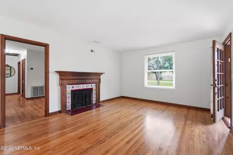Living - 2131 Bartram Rd, Jacksonville, FL 32207 photo 2 of 4