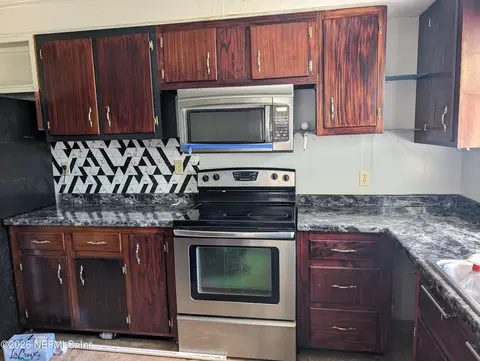 Kitchen - 244 5th Way, Interlachen, FL 32148 photo 3 of 3