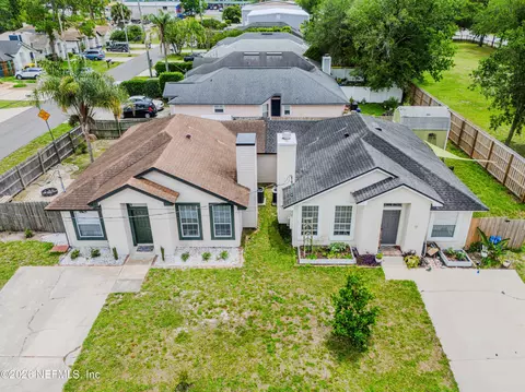 92 W 13th St, Atlantic Beach, FL 32233