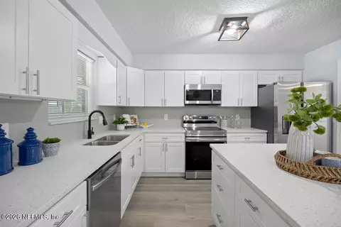 Kitchen - 2651 Loopridge Dr, Orange Park, FL 32065 photo 4 of 6