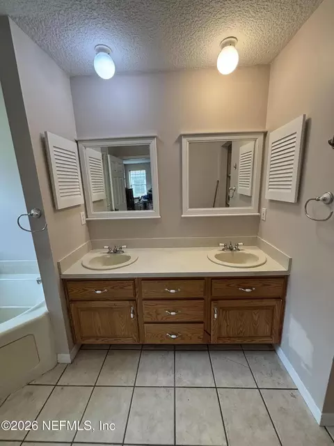 Bath - 25 Currant Ave, Middleburg, FL 32068 photo 1 of 6