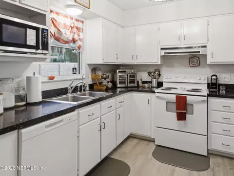 Kitchen - 334 7th Way, Interlachen, FL 32148 photo 2 of 2