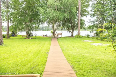 303 Riley Lake Dr, Hawthorne, FL 32640