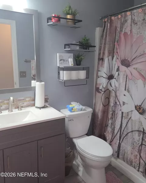 Bath - 1663 E Jayhawk Ln E, Jacksonville, FL 32221 photo 1 of 5