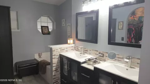 Bath - 1663 E Jayhawk Ln E, Jacksonville, FL 32221 photo 2 of 5